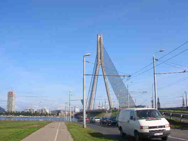 Moderne Brücke in Riga